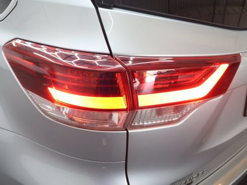 Used 2019 Toyota Highlander SE AWD/4WD image 30