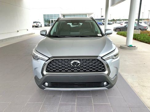 Used 2023 Toyota Corolla Cross XLE w/ Convenience Package image 2