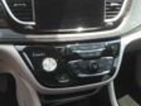 Used 2023 Chrysler Pacifica Limited FWD image 9