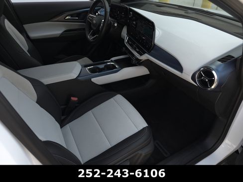 Used 2025 Chevrolet Equinox EV LT FWD image 40