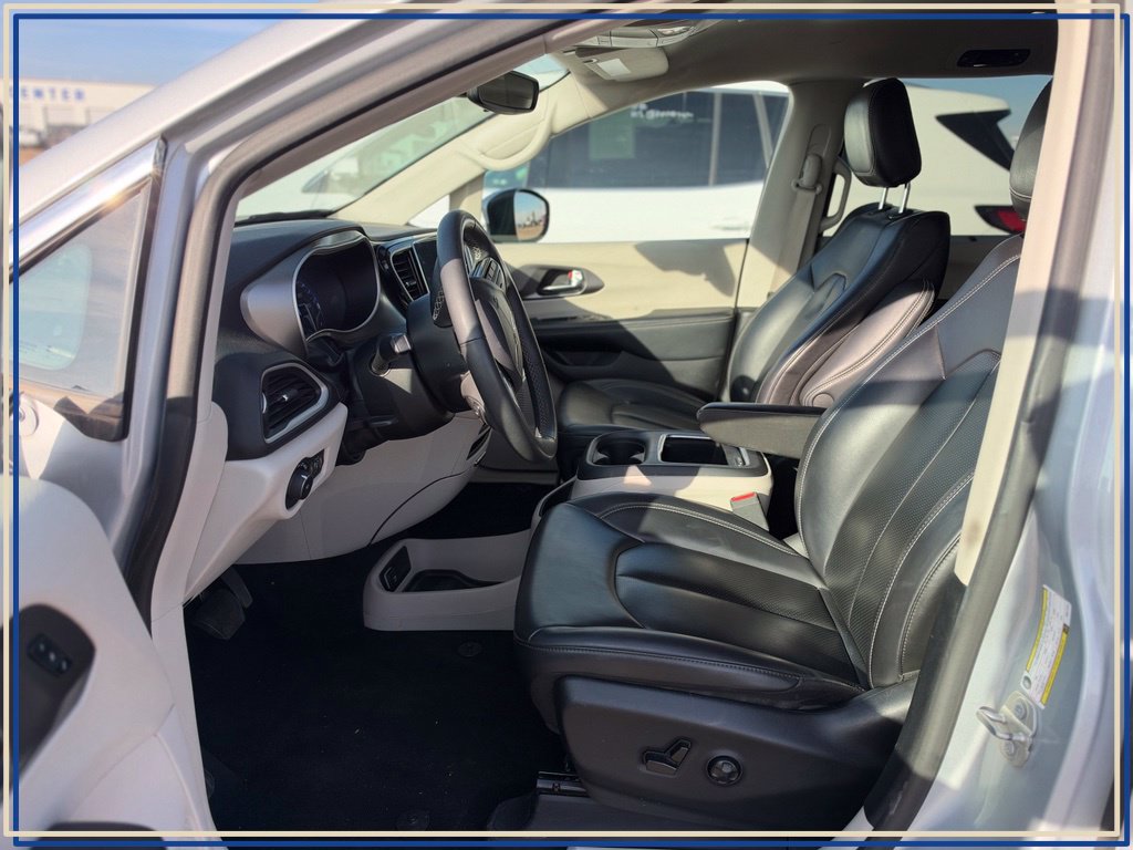 Used 2023 Chrysler Pacifica Touring-L FWD image 2