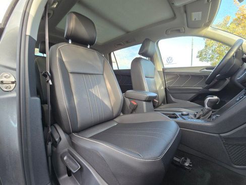 Used 2022 Volkswagen Tiguan SE w/ Panoramic Sunroof Package image 12