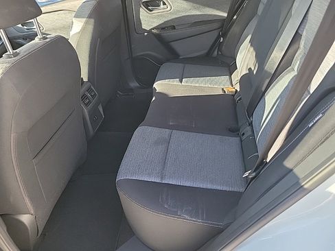 Used 2021 Nissan Rogue SV image 4