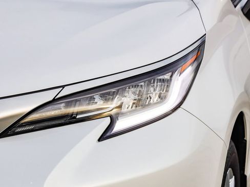 Used 2023 Toyota Sienna Limited image 4