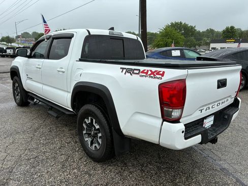 Used 2017 Toyota Tacoma TRD Off-Road w/ Premium & Technology Package AWD/4WD image 3