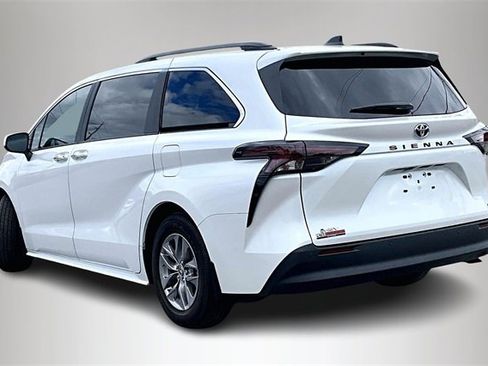 Used 2025 Toyota Sienna XLE image 4