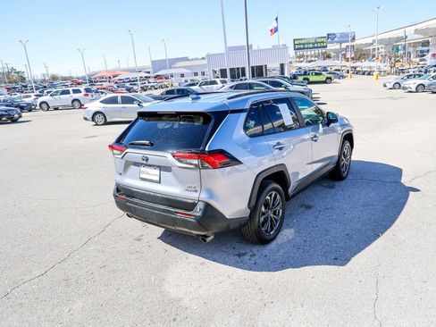 Used 2022 Toyota RAV4 XLE Premium image 7