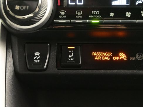 Used 2020 Toyota RAV4 XLE w/ XLE Grade Weather Package AWD/4WD image 21