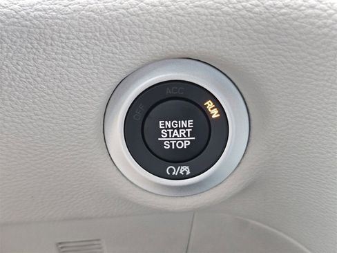 New 2024 Chrysler Pacifica Limited w/ Uconnect Theater Family Group image 21