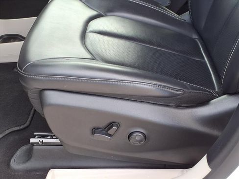 Used 2023 Chrysler Pacifica Touring-L FWD image 18