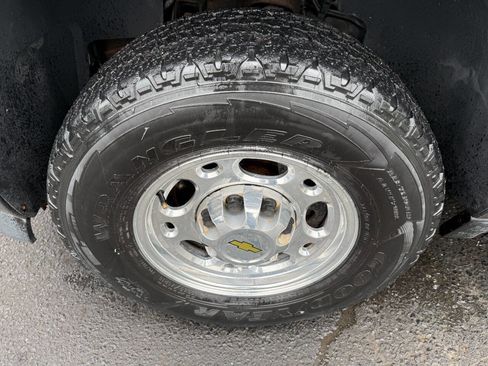 Used 2007 Chevrolet Suburban 2500 LT w/ LT Preferred Equipment Group AWD/4WD image 9