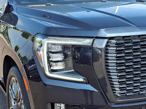 Used 2023 GMC Yukon XL Denali Ultimate AWD/4WD image 9