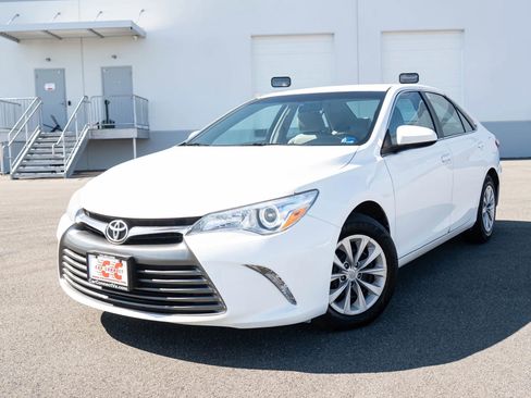 Used 2016 Toyota Camry LE image 1