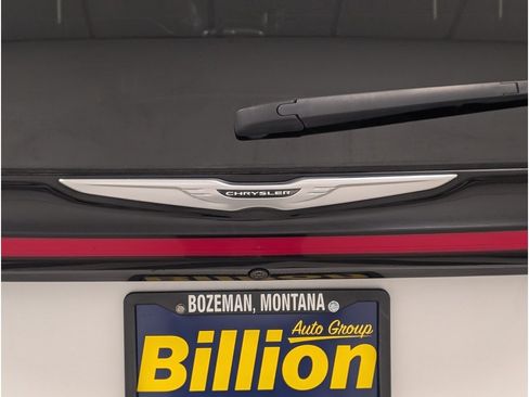 Used 2023 Chrysler Pacifica Limited FWD image 5