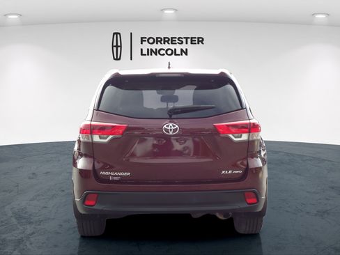 Used 2019 Toyota Highlander XLE AWD/4WD image 4