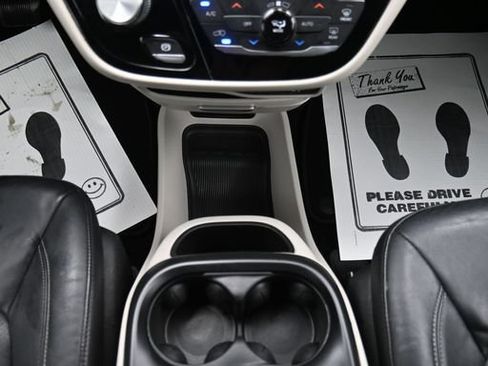 Used 2022 Chrysler Pacifica Touring-L FWD image 21