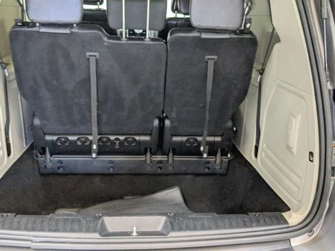 Used 2014 Chrysler Town & Country Touring image 30