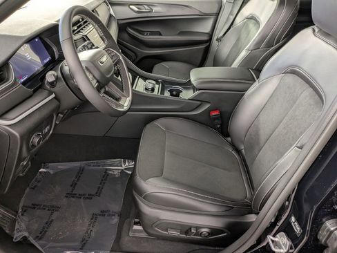 New 2025 Jeep Grand Cherokee Altitude image 8