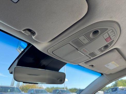 Used 2025 Genesis G70 2.5T image 25