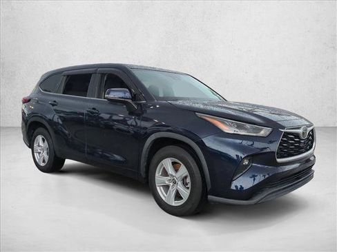 Used 2021 Toyota Highlander LE FWD image 3