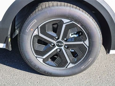 New 2025 Kia Niro EX image 11