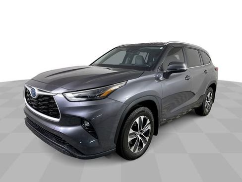 Used 2023 Toyota Highlander XLE AWD/4WD image 1