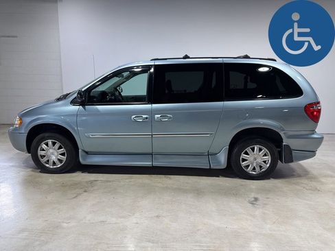 Used 2005 Chrysler Town & Country Touring w/ Leather Interior Group FWD image 4