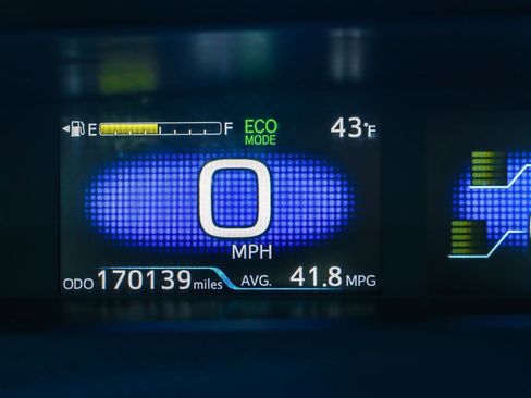 Used 2022 Toyota Prius XLE image 6