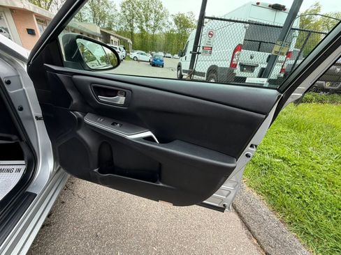 Used 2015 Toyota Camry SE w/ Moonroof Package FWD image 14