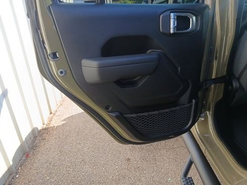 New 2025 Jeep Gladiator Sport image 28