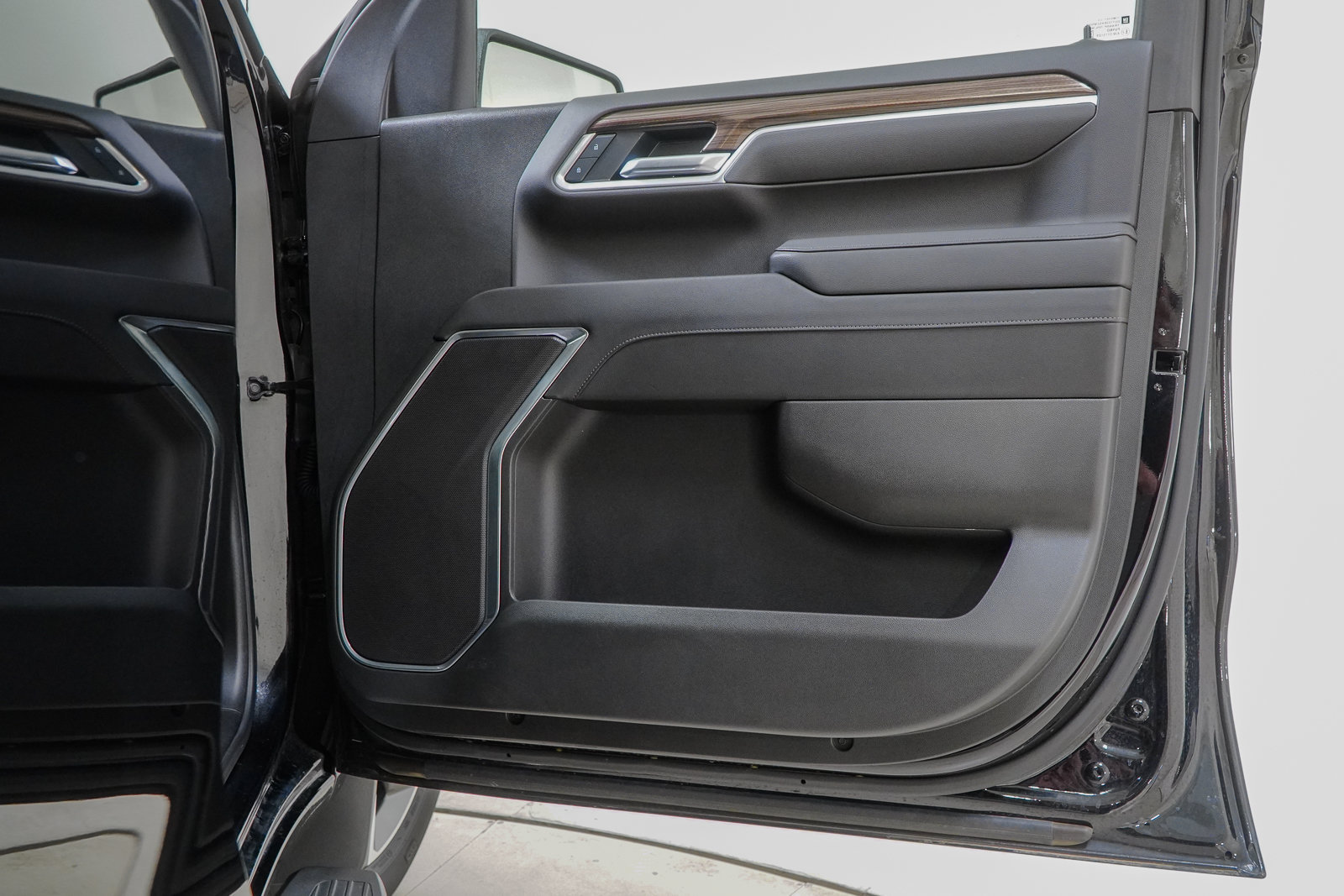 Used 2025 Chevrolet Silverado 1500 LT AWD/4WD image 42