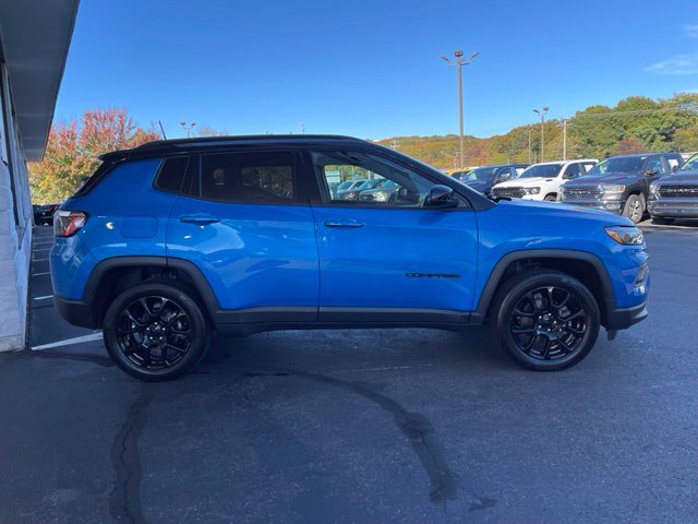 Used 2022 Jeep Compass Latitude w/ Convenience Group AWD/4WD image 4