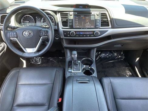 Certified 2019 Toyota Highlander XLE FWD image 16