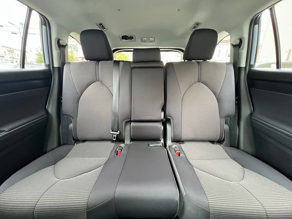 Used 2023 Toyota Highlander LE AWD/4WD image 16