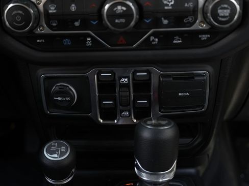 Used 2025 Jeep Wrangler Unlimited Sahara w/ Safety Group AWD/4WD image 43