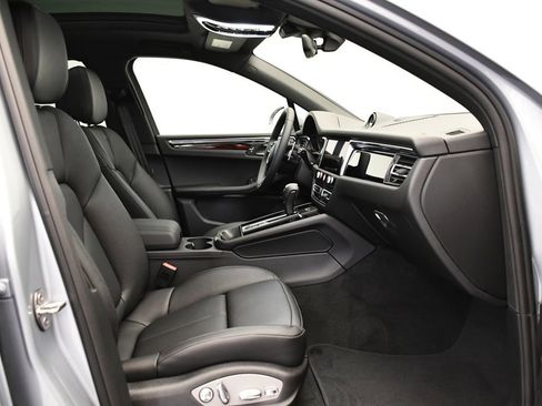 Certified 2026 Porsche Macan image 49