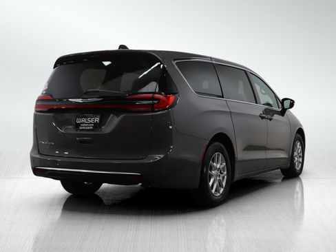 Used 2025 Chrysler Pacifica Select FWD image 7