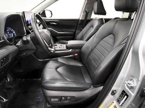 Used 2024 Toyota Highlander XLE AWD/4WD image 14