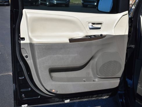 Used 2020 Toyota Sienna XLE Premium image 12