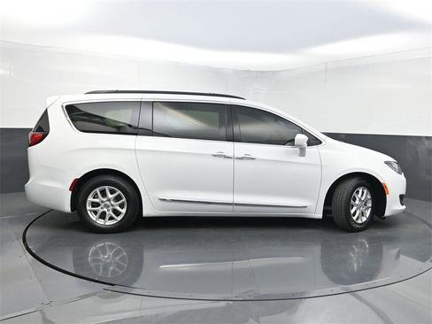 Used 2017 Chrysler Pacifica Touring-L image 39