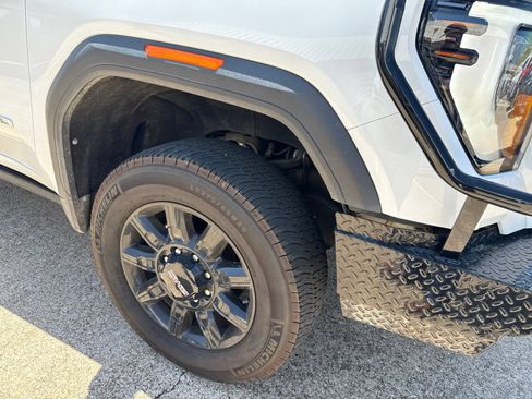 Used 2024 GMC Sierra 2500 AT4 w/ AT4 Premium Plus Package AWD/4WD image 5