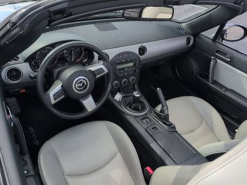 Used 2011 MAZDA MX-5 Miata Grand Touring RWD image 16