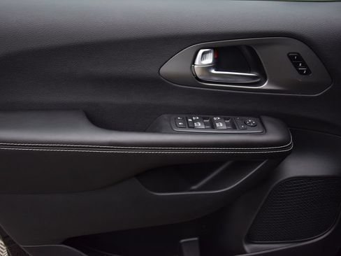 New 2027 Chrysler Pacifica Select FWD image 30