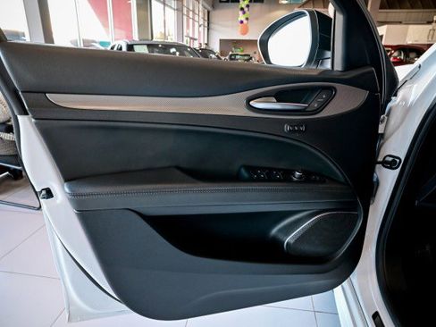 Used 2023 Alfa Romeo Stelvio Veloce image 16