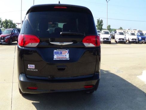 Used 2023 Chrysler Voyager LX image 7