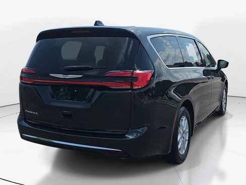 Used 2023 Chrysler Pacifica Touring-L FWD image 6