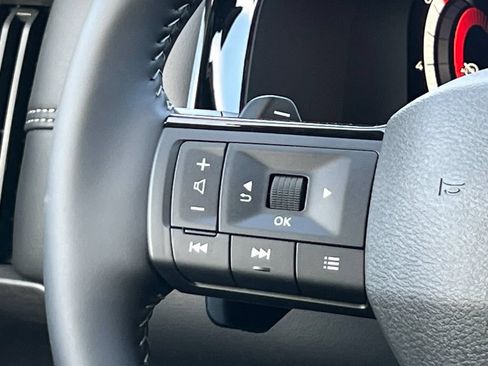New 2026 Nissan Pathfinder Platinum FWD image 11
