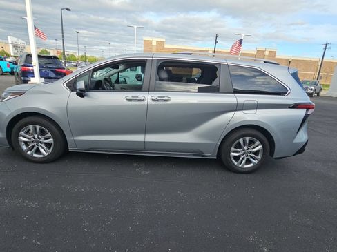 Certified 2023 Toyota Sienna Limited FWD image 6