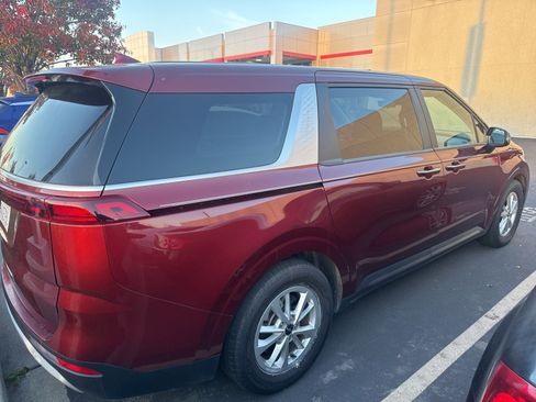 Used 2024 Kia Carnival LX image 2