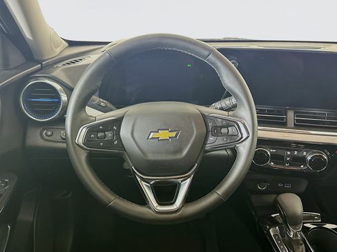 Used 2025 Chevrolet Trax LT w/ LT Convenience Package image 17